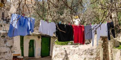 כביסה במנזר האתיופי דיר א-סולטן, על גג כנסיית הקבר (צילום: נטע אביטל, יד בן־צבי)